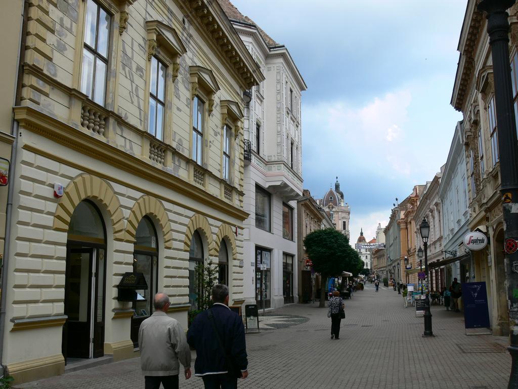 Sunny City Center Peçuy Dış mekan fotoğraf